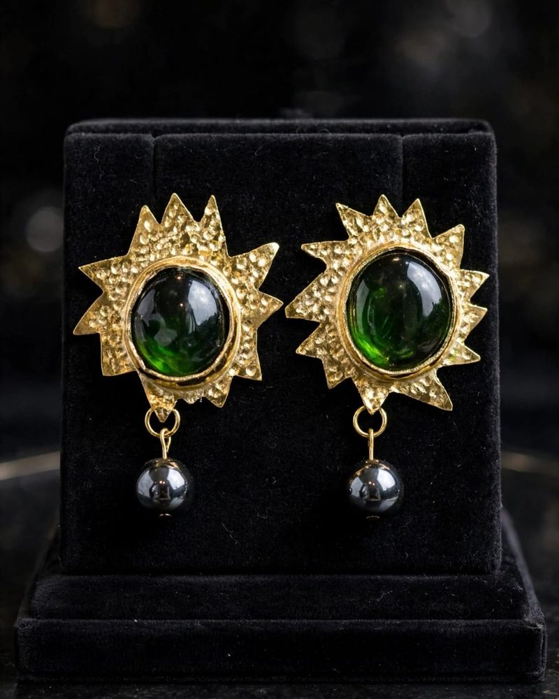 Aretes sol con cabujón verde